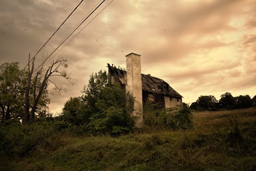 在刮風的天氣令人毛骨悚然的房子, 左邊的最後一所房子 的 免費圖庫相片