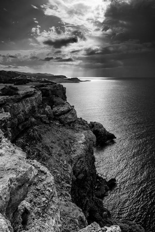 Photos gratuites de ciel nuageux, échelle des gris, étendue d'eau