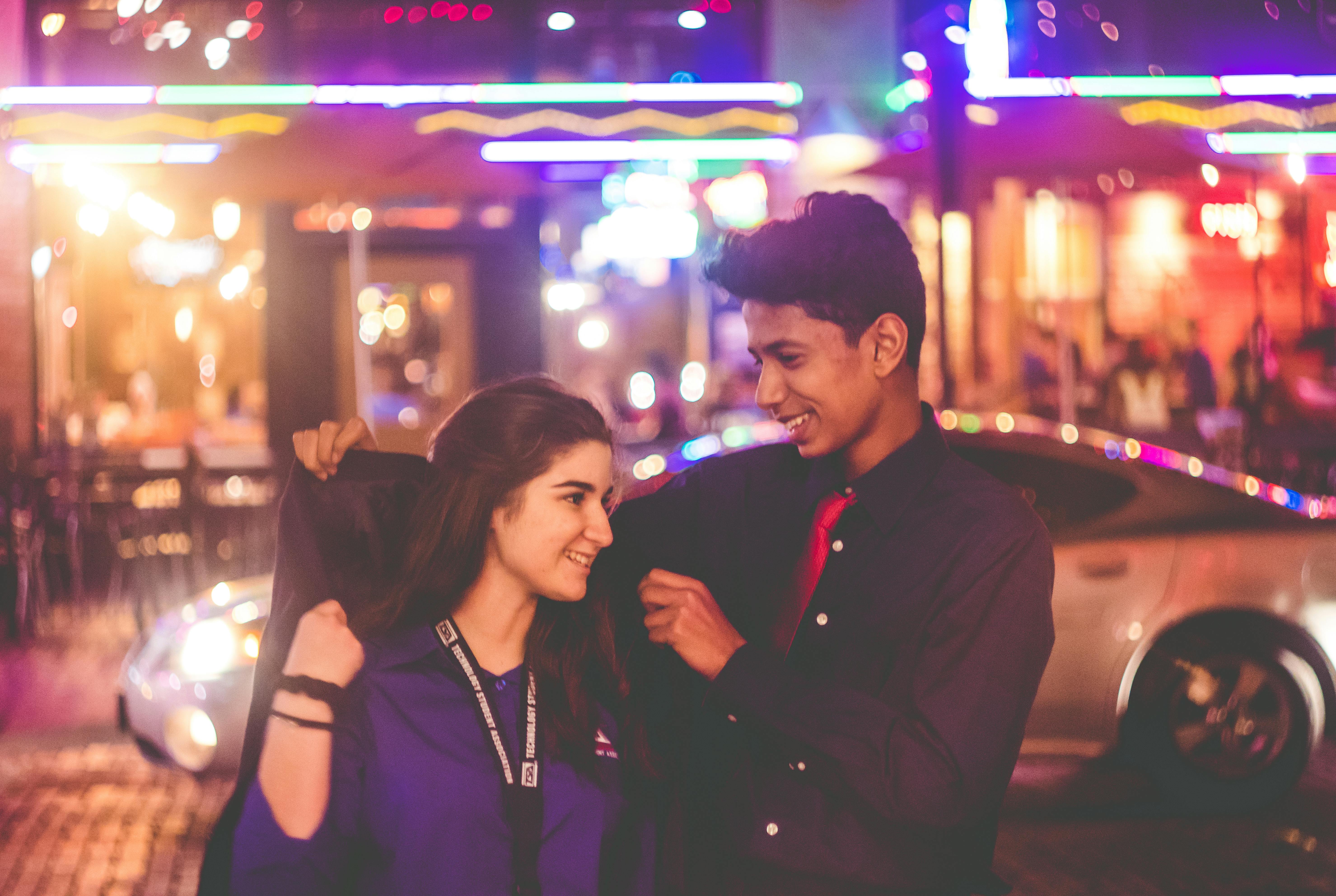 Man giving his jacket to the woman. | Photo: Pexels