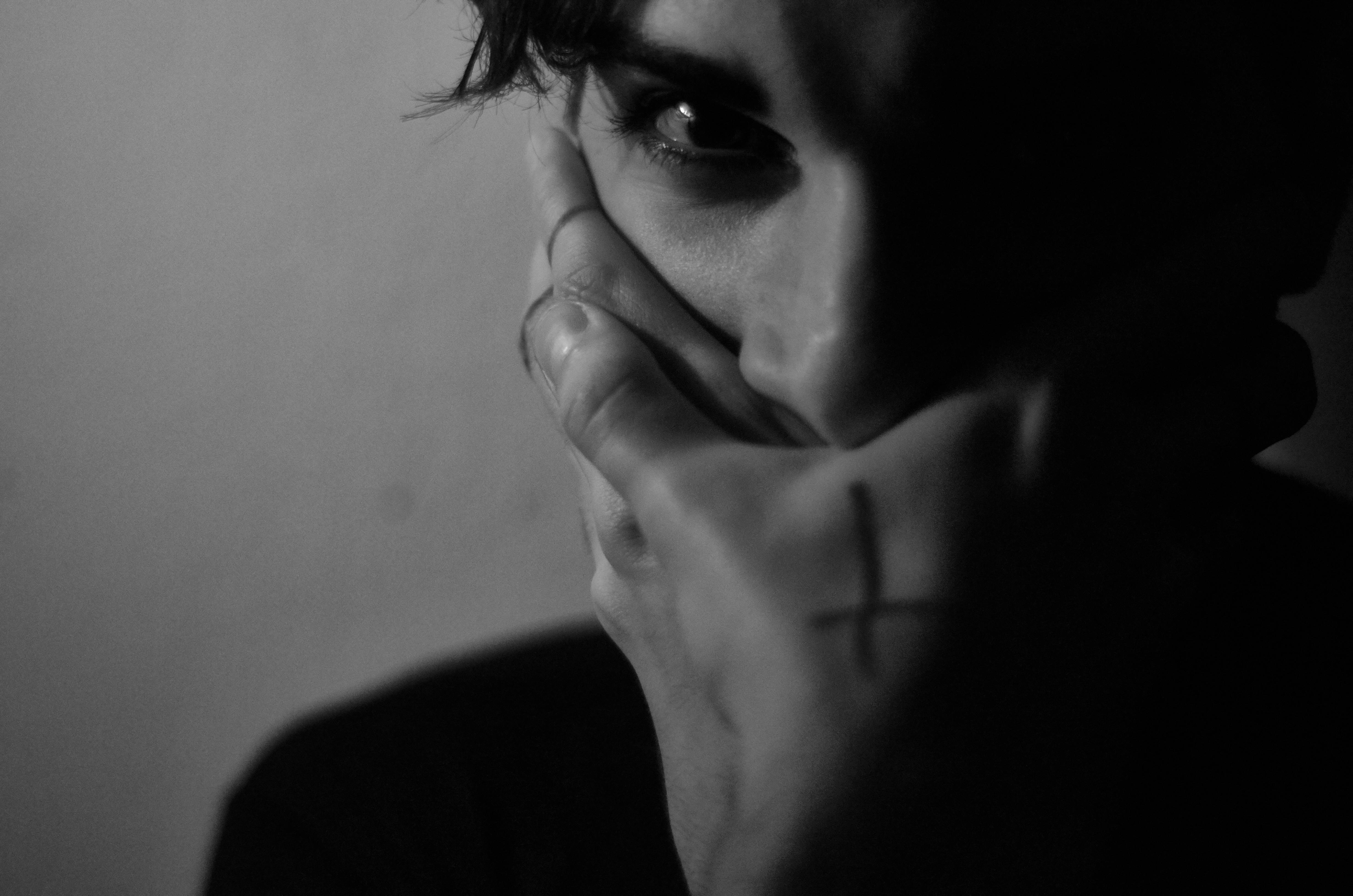Snooker player leaning over the table lining up a long red