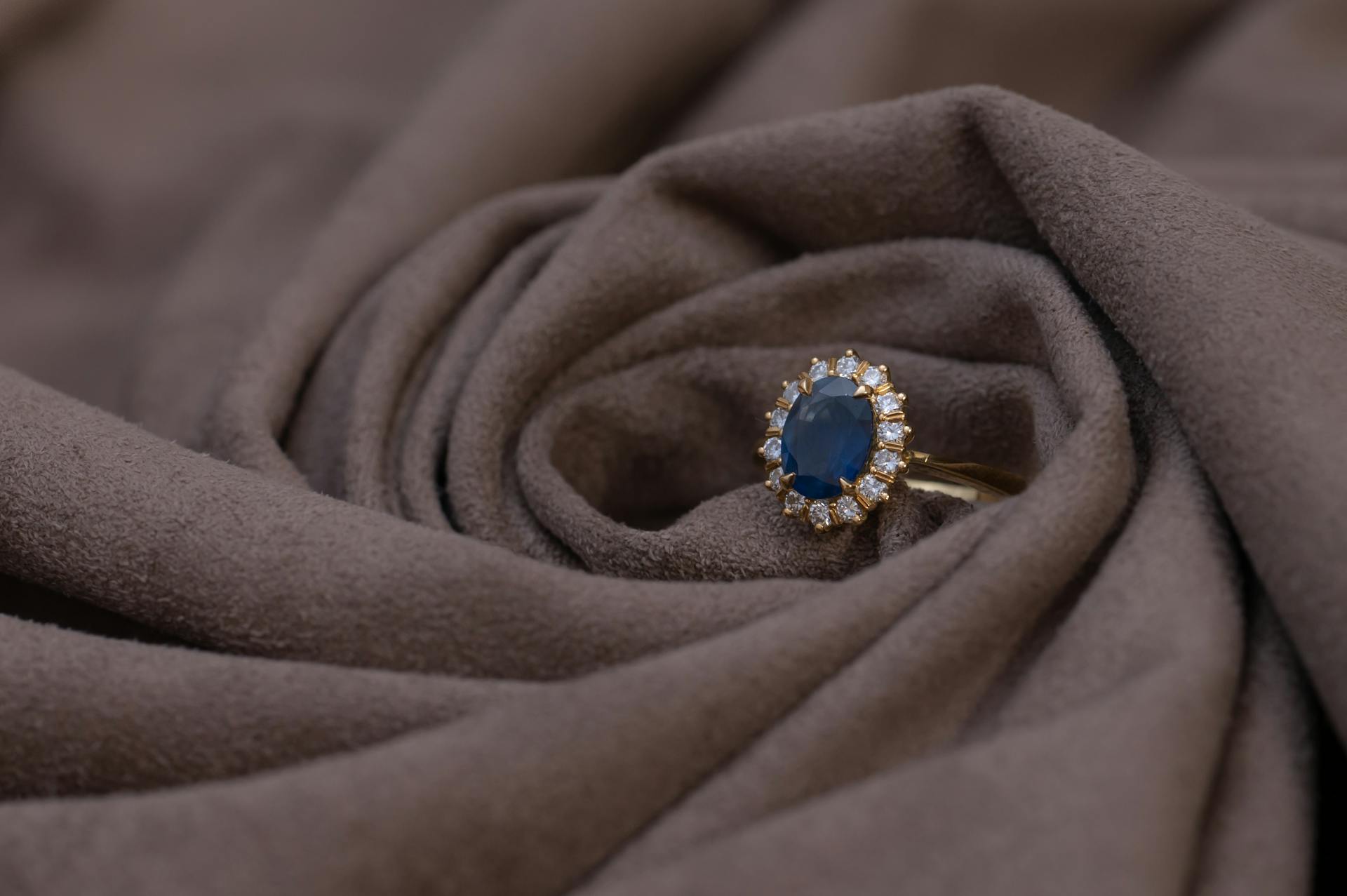 Gold Ring with Sapphire and Diamond Stones