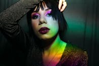 一幅女性肖像，以大胆的妆容和引人注目的灯光，展现出自信与优雅