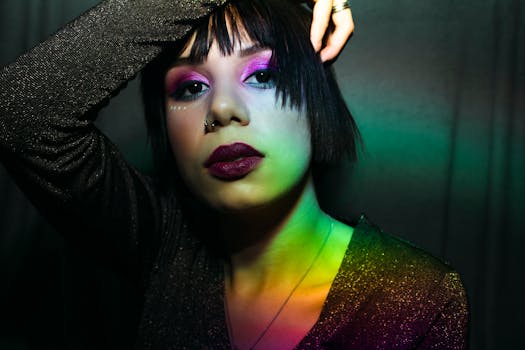 一幅女性肖像，以大胆的妆容和引人注目的灯光，展现出自信与优雅