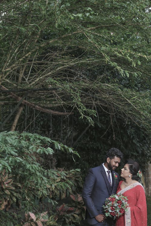 Foto profissional grátis de árvores, buquê de flores, casado