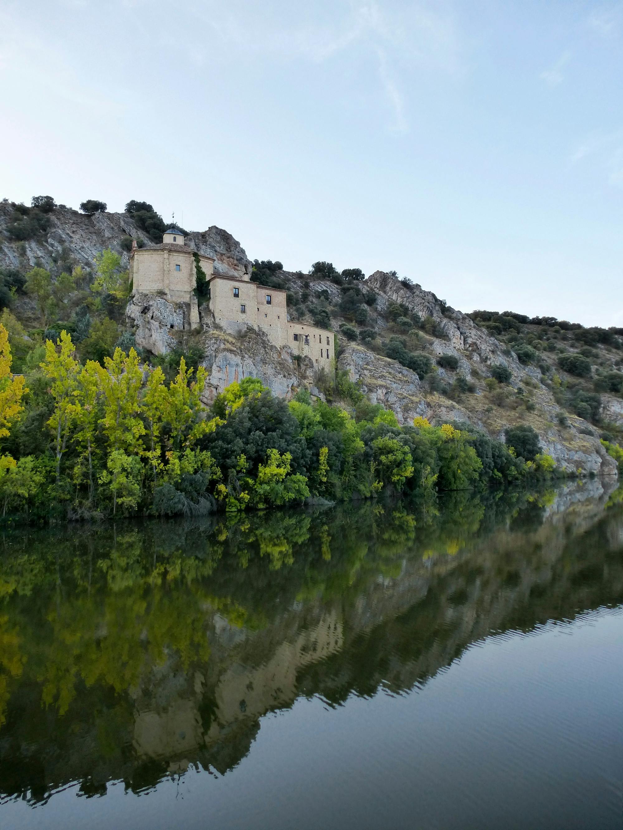 Inicio Ermita de San Saturio sobre el río Duero en Soria — Mudanzas La Seda Soria, empresa de mudanzas en Castilla y León