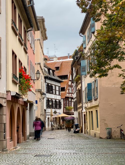 Free Scenic view of cobblestone street in Strasbourg's charming old town, showcasing half-timbered architecture. Stock Photo
