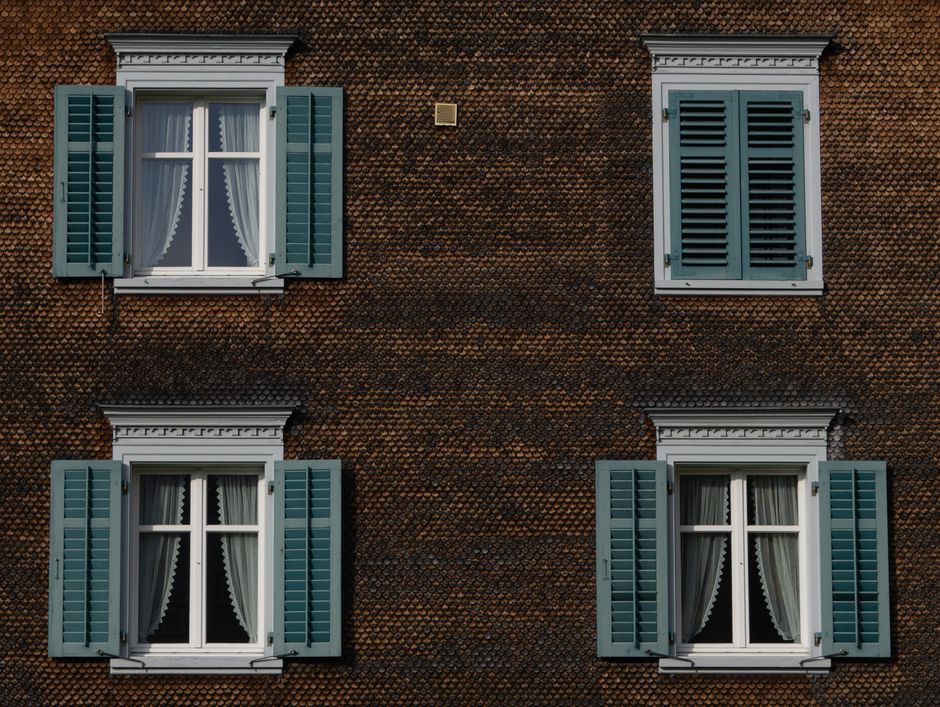 Fenêtres équipées de volets sur une façade résidentielle