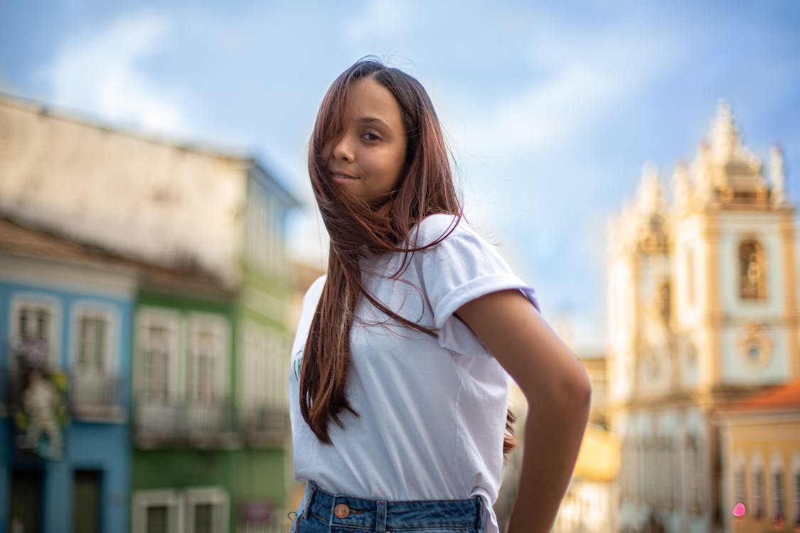 Immagine gratuita di adolescente, capelli lunghi, città