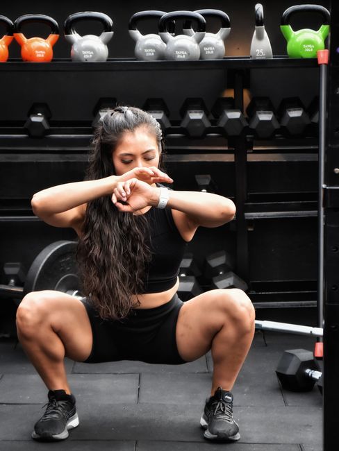 Femme réalisant un exercice de musculation à l'intérieur