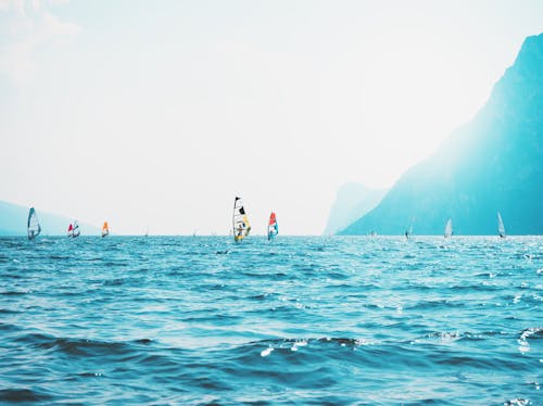 Perahu Layar Di Laut Dekat Gunung