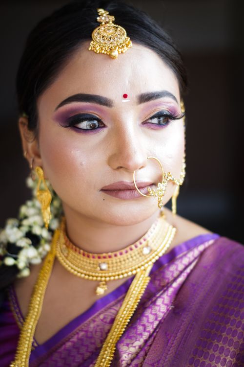 Free Beautiful portrait of an Indian bride adorned with traditional jewelry and attire, showcasing cultural elegance. Stock Photo
