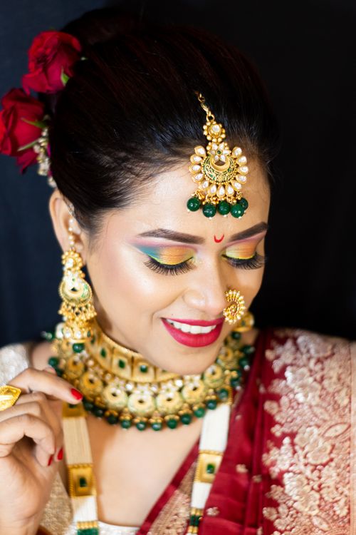 Free Indian bride adorned with traditional jewelry, showcasing vibrant makeup and rich cultural attire. Stock Photo