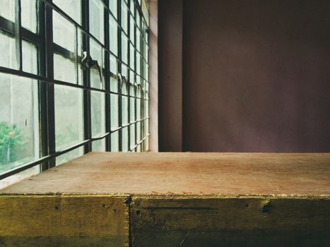 工业室宽敞，设有大型网格窗户和木桌，非常适合创意项目