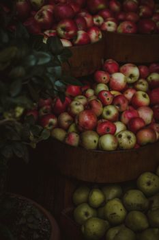 A rustic display of fresh apples at a market in İstanbul, Turkey, showcasing vibrant colors and natural abundance.