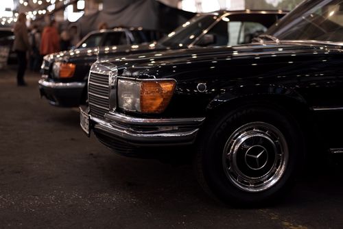 Free Close-up of a classic Mercedes Benz with shiny details at an indoor car show. Stock Photo