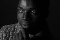 一张黑白肖像中的男人正在沉思，捕捉着深思的心情