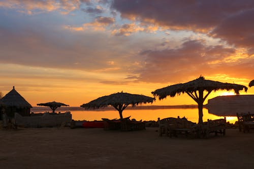 Photos gratuites de bancs en bois, beau coucher de soleil, cabanes de nipa