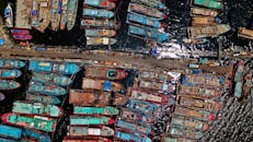 从空中俯瞰，停靠在印度尼西亚雅加达彭贾林根港的五颜六色的渔船，景象令人惊叹