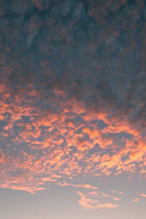 Free A captivating cloudscape at twilight, showcasing vivid colors and fluffy clouds against a serene sky. Stock Photo