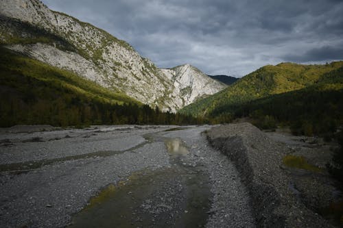 Fotos de stock gratuitas de corriente, formaciones geológicas, montañas verdes