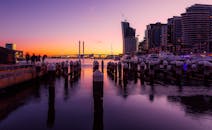 日落时分，城市海滨的现代建筑倒影令人惊叹