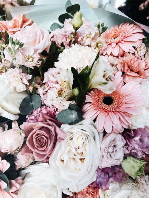 Free A stunning floral arrangement featuring diverse blooms in pastel shades, perfect for weddings or decor. Stock Photo