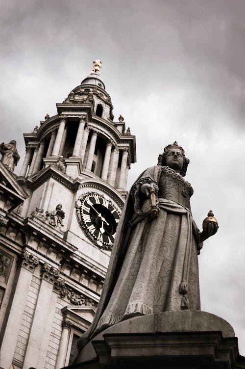 教堂雕像的灰度攝影