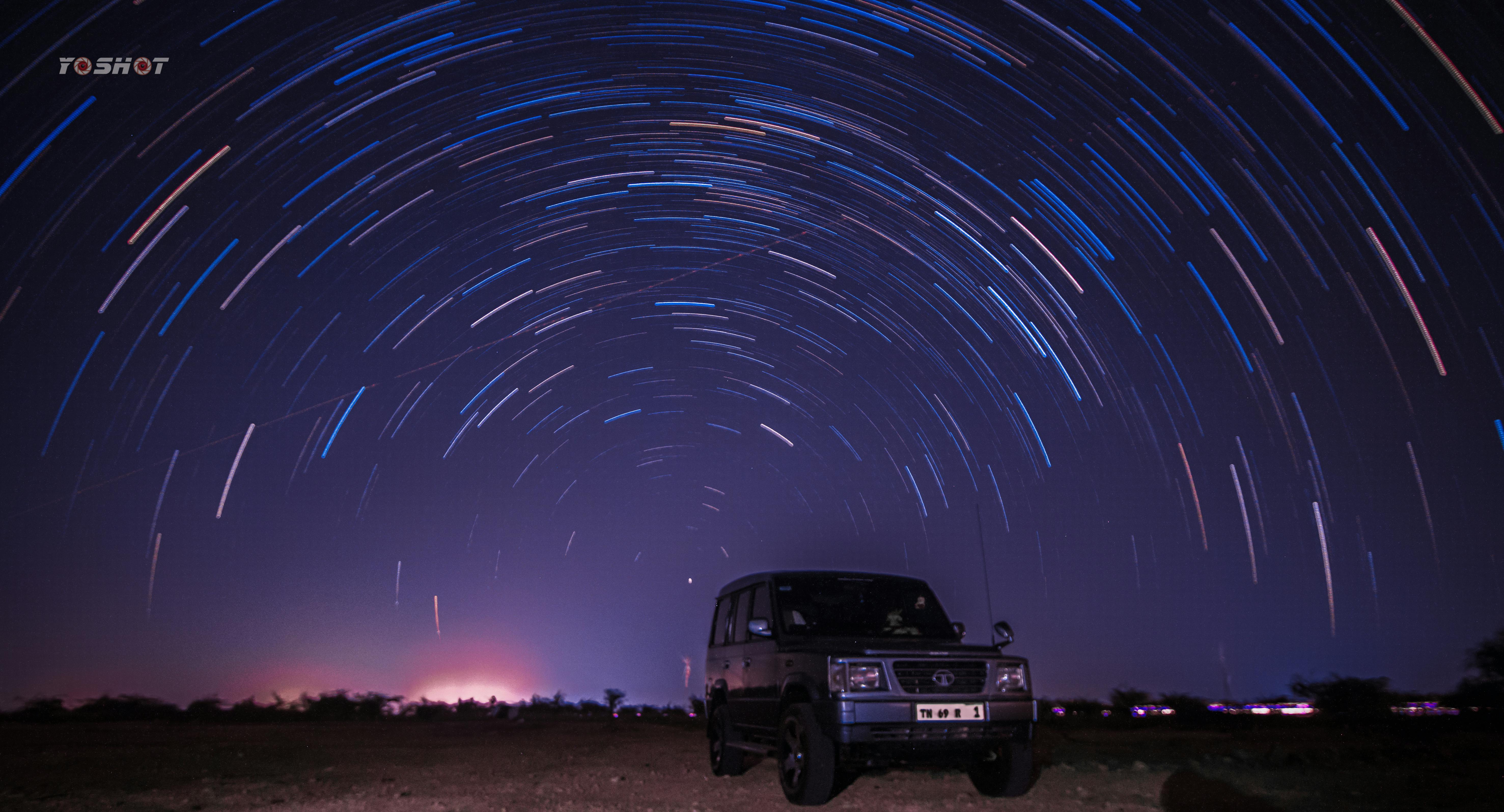 工作人员正在使用电脑上的文档比对软件