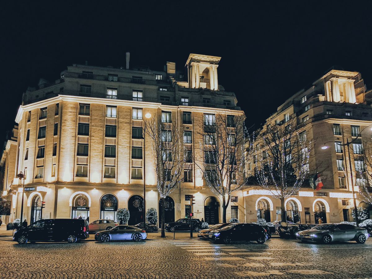 Four Seasons Hotel George V Paris noaptea, unul din cele mai scumpe hoteluri din lume