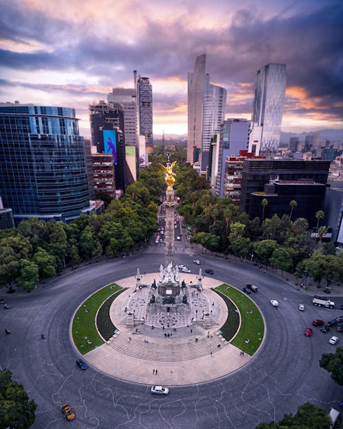 墨西哥城的空中景观照片和日落时分的天使德拉独立城标志性纪念碑
