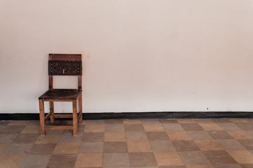 Gratis stockfoto met binnenshuis, houten stoel, leeg