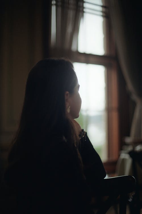 Immagine gratuita di capelli lunghi, donna, guardando lontano