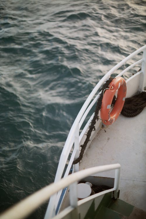 Kostenloses Stock Foto zu bootsdeck, geländer, lifebuoy