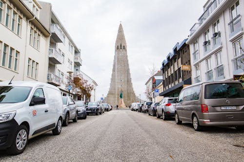 Kostenloses Stock Foto zu geparkte autos, hallgrimskirkja, island