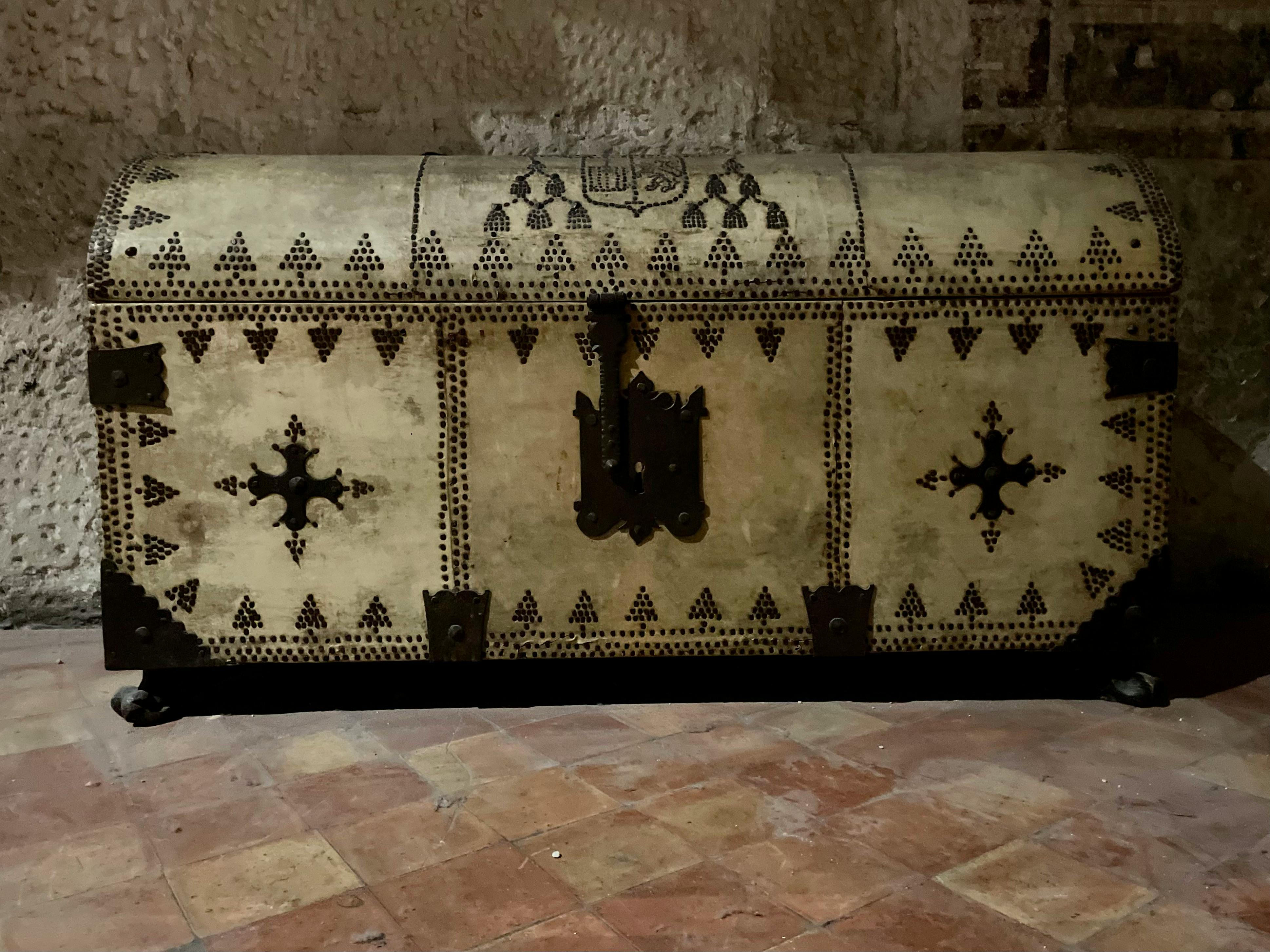 Gratis arkivbilde med gammel koffert, oppbevaringsrom, palais des papes Arkivbilde