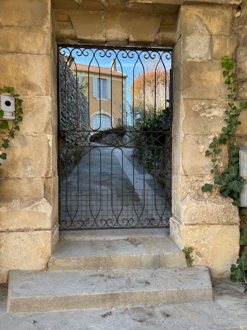 Immagine gratuita di cancello di ferro, edificio in pietra, entrata