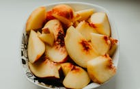 装饰碗中多汁的桃片特写，非常适合夏季菜肴