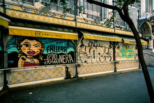  Vibrant street art decorates a building facade in Madrid, Spain, showcasing urban culture.