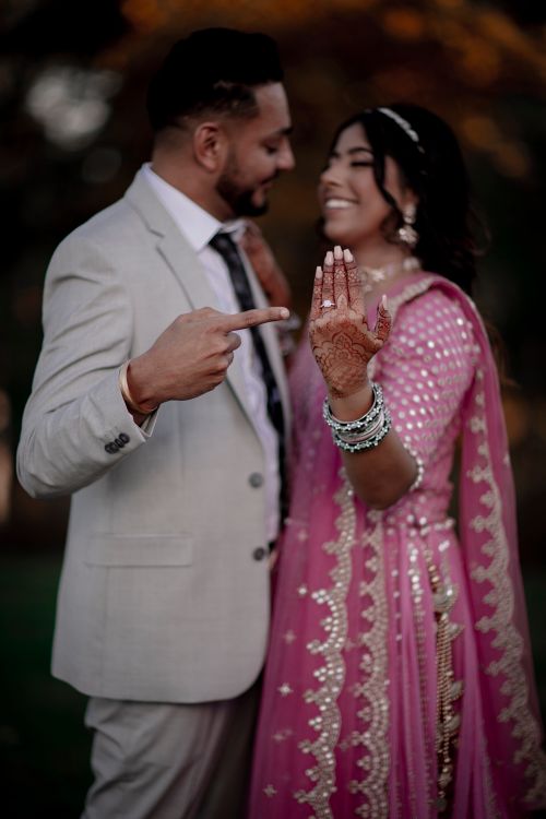 Free A smiling Indian couple in traditional attire celebrates their wedding day with happiness and love. Stock Photo