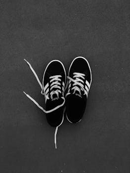 黑色运动鞋的特写镜头，白色鞋带点缀在黑色鞋面上