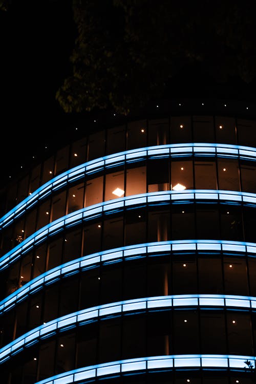 Безкоштовне стокове фото на тему «жаб’яча перспектива, зовнішнє оформлення будівлі, нічний час»