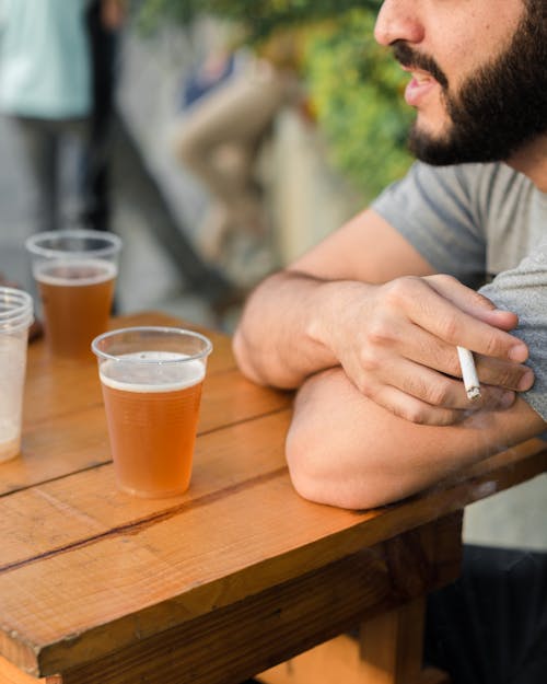 Mann Sitzt In Der Nähe Von Brown Table