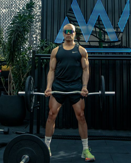 Free Athletic man in sunglasses lifting weights outdoors in CDMX gym. Stock Photo