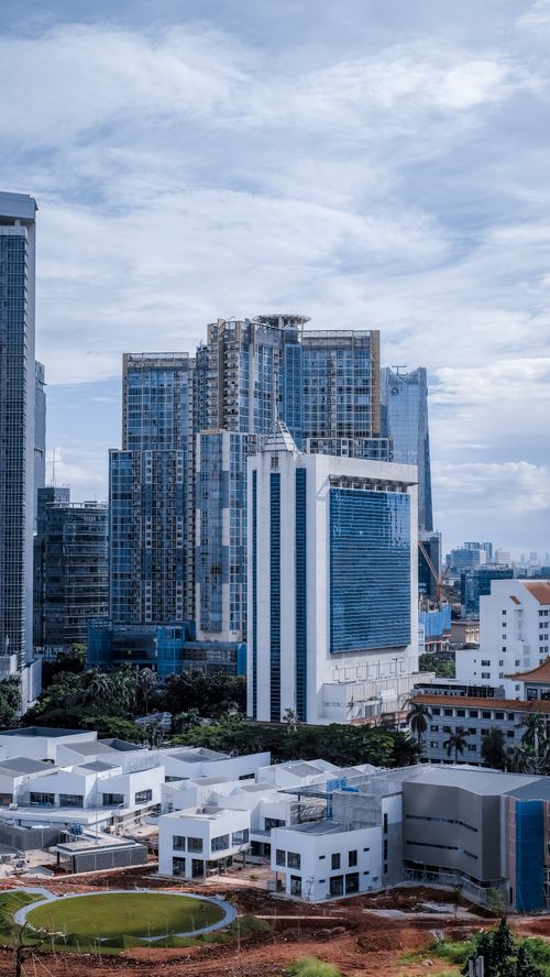 Free A dynamic aerial view of a city's skyline featuring modern high-rise buildings and skyscrapers. Stock Photo