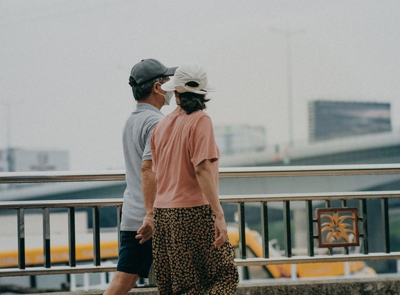 Online dating: starting a conversation on a niche platform