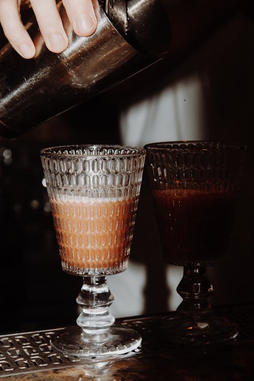 Kostenloses Stock Foto zu cocktail, glas, vertikaler schuss