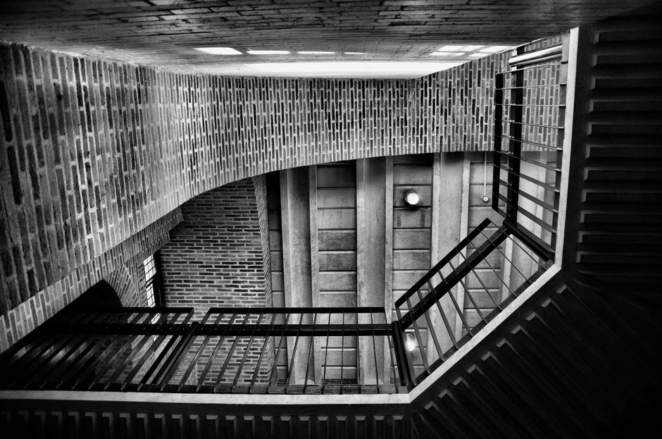 Foto hipnotizante en blanco y negro que muestra una escalera arquitectónica única con patrones geométricos.