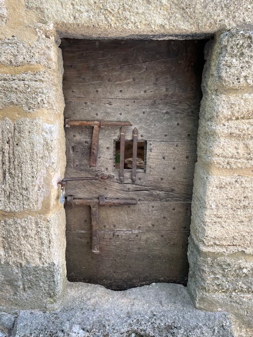 Immagine gratuita di edificio in pietra, porta, porta di legno