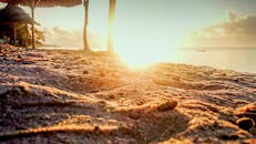 在沙滩上捕捉日出之美，非常适合寻求宁静的逃离