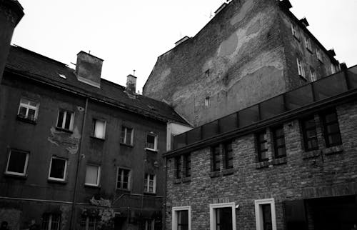 Безкоштовне стокове фото на тему «Будинки, відтінки сірого, зовнішнє оформлення будівлі»